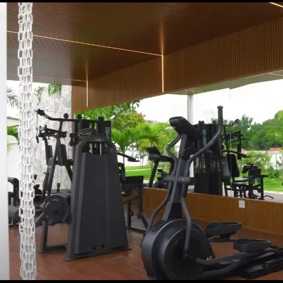 Nicole Bahls tem sua própria academia na sua mansão