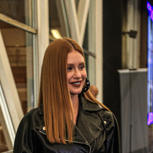 Marina Ruy Barbosa levou fenda até o limite em look para assistir ao primeiro capítulo da novela 'Fuzuê'