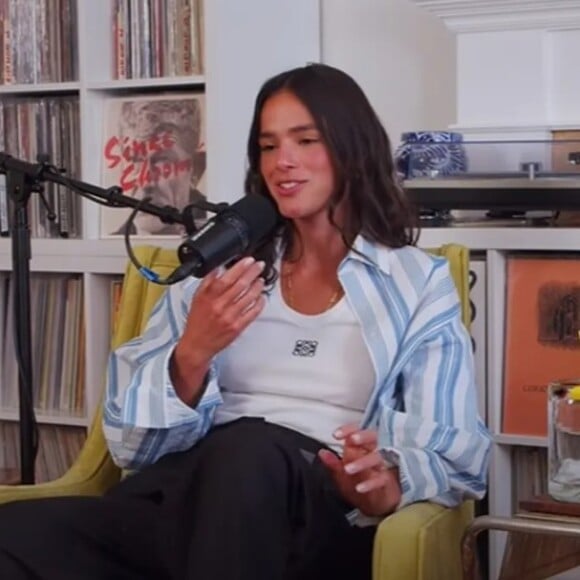 Bruna Marquezine conta histórias inusitadas que viveu ao lado de Xolo em podcast