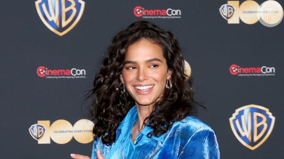 Bruna Marquezine é para de Xolo em 'Besouro Azul'