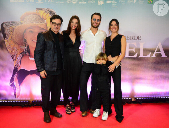 Filho de Isis Valverde, Rael, de 4 anos, divertiu a mãe ao fazer várias caretas no tapete vermelho do lançamento do filme 'Ângela'