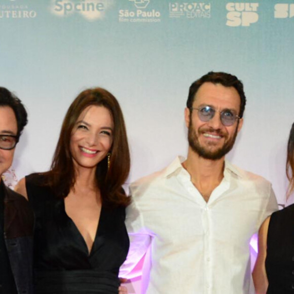 Filho de Isis Valverde, Rael, de 4 anos, divertiu a mãe ao fazer várias caretas no tapete vermelho do lançamento do filme 'Ângela'