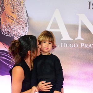 Isis Valverde deu beijo carinhoso no filho, Rael, de 4 anos