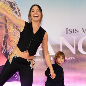 Isis Valverde e o filho, Rael, de 4 anos, se divertiram em evento no Rio de Janeiro