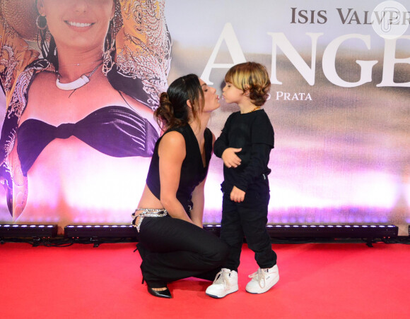 Filho de Isis Valverde e André Resende, Rael, de 4 anos, ganhou carinho da mãe durante pré-estreia de filme