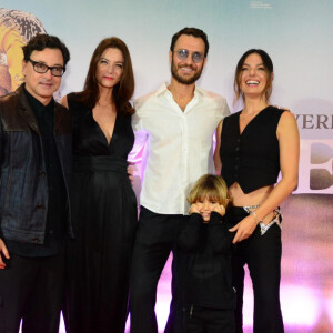 Isis Valverde e o filho posam com elenco do filme 'Ângela'