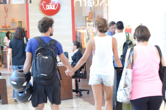 Sophie Charlotte e Daniel de Oliveira passearam de mãos dadas por shopping