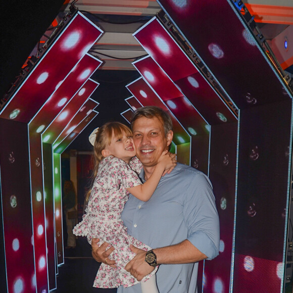 Filha de Eliana, Manuela, 5 anos, ganhou colo do pai em festa de aniversário do irmão