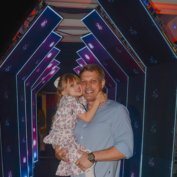 Filha de Eliana, Manuela, e o pai, Adriano Ricco, festejaram 12 anos de Arthur, irmão da menina