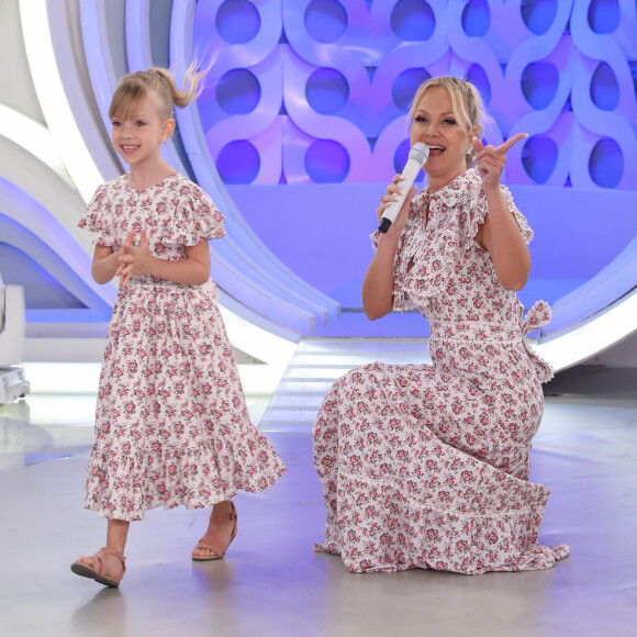 Filha de Eliana, Manuela combinou look e penteado com a mãe em programa de TV de 13 de agosto de 2023