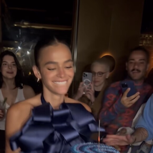 Com 'Besouro Azul' prestes a estrear nos cinemas, Bruna Marquezine convida amigos para conferire em primeira mão o filme