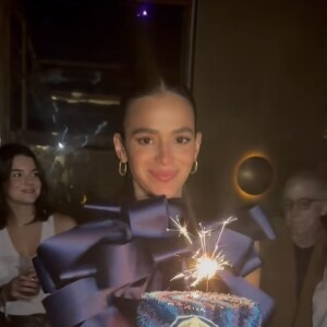 Bruna Marquezine comemora estreia de 'Besouro Azul' com amigos e familiares