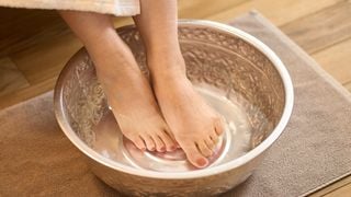Cuidado com os pés: 6 produtos para ter um dia de pedicure em casa