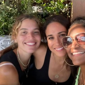 Meghan Markle aparece sem o anel de noivado em foto com as amigas