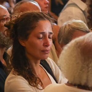 Camila Pitanga se emocionou e chorou no velório de Léa Garcia em 19 de agosto de 2023