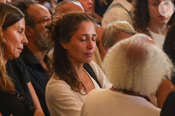 Camila Pitanga se emocionou e chorou no velório de Léa Garcia em 19 de agosto de 2023