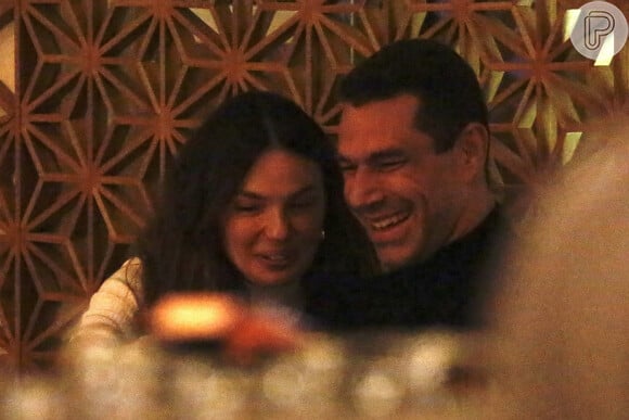 Isis Valverde e Marcus Buaiz sentaram lado a lado durante jantar romântico