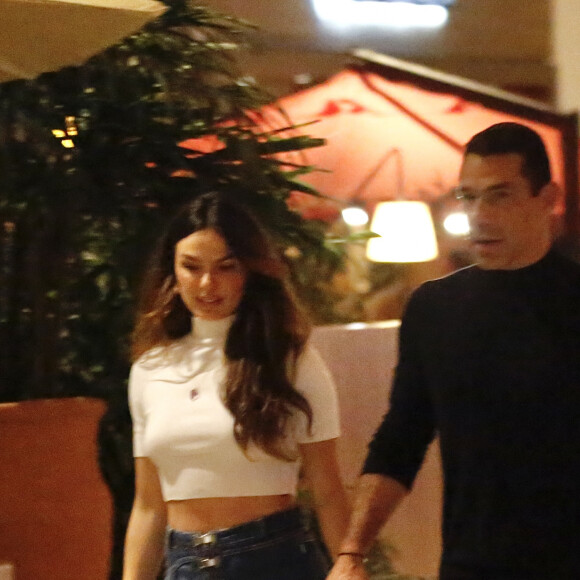 Isis Valverde e Marcus Buaiz caminharam de mãos dadas durante o passeio