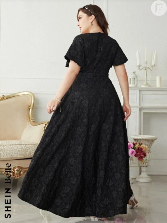 Vestido preto para casamento: Neste look o modelo de vestido é fechado, longo e com manga curta.