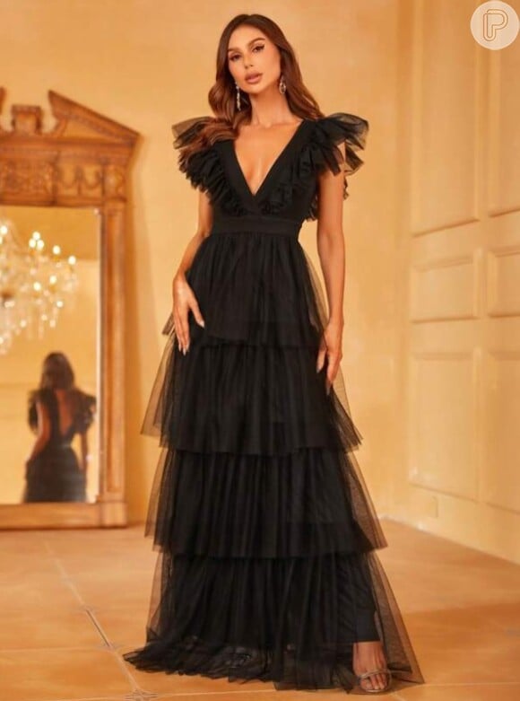 Vestido preto para casamento pode ter babado e de teixar mais elegante.