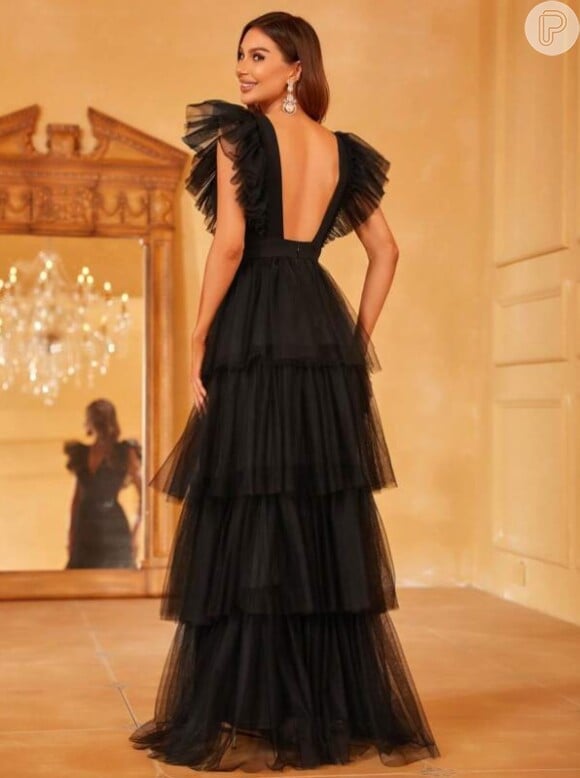 Vestido preto para casamento pode ter costas nua e seria ideal para uma cerimônia ao ar livre.