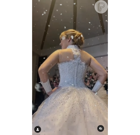 Vestido de noiva em detalhes: Mariane Dombrova optou por um modelo de vestido que tinha brilho e transparência