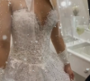 Vestido de noiva de Mariane Dombrova teve transparência, brilho e até mesmo uma gola.