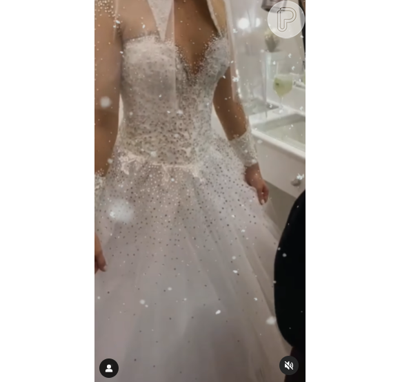 Vestido de noiva de Mariane Dombrova teve transparência, brilho e até mesmo uma gola.