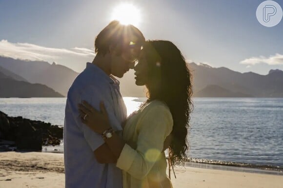 O casal de protagonistas foi dar o primeiro beijo durante a viagem por Paraty, em um passeio romântico pela praia