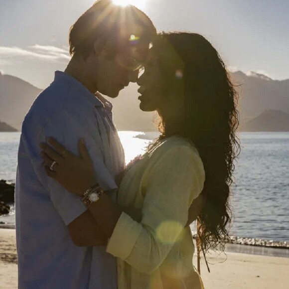 O casal de protagonistas foi dar o primeiro beijo durante a viagem por Paraty, em um passeio romântico pela praia