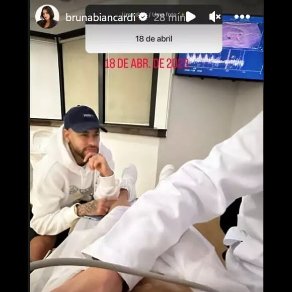 Bruna Biancardi então mostrou Neymar acompanhando o primeiro ultrassom da sua filha