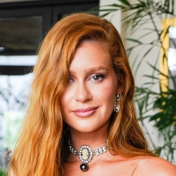 Dama de vermelho! Marina Ruy Barbosa alia minissaia com cropped em look all red e é enaltecida na web: 'Chique'