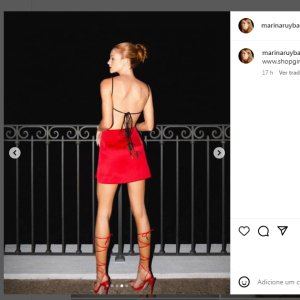 Marina Ruy Barbosa completou o look com uma sandália de salto alto vermelha, com amarrações