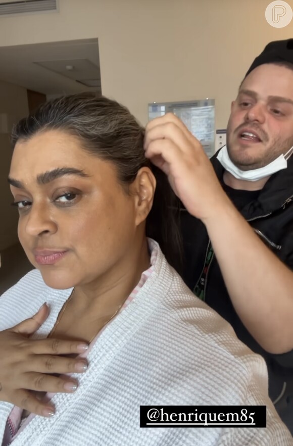 Maquiador e hair stylist de Preta Gil, Henrique Martins, visita cantora no hospital e faz tratamento de beleza para animá-la