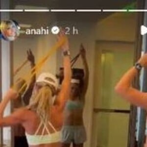 Anahí mostrou no seu Instagram um dos exercícios físicos que faz para ter um corpo invejável aos 40 anos.