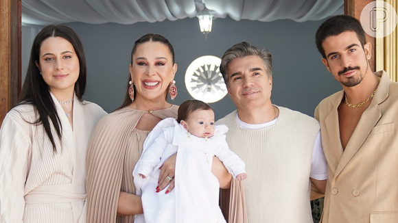 Luca é o filho mais novo de Claudia Raia que é casada com o ator Jarbas Homem de Mello.