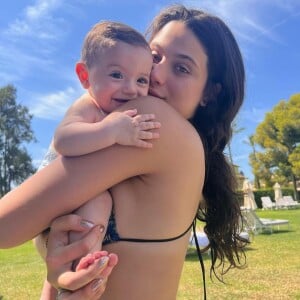 Luca com a irmã Sophia enquanto a família faz uma viagem na Espanha