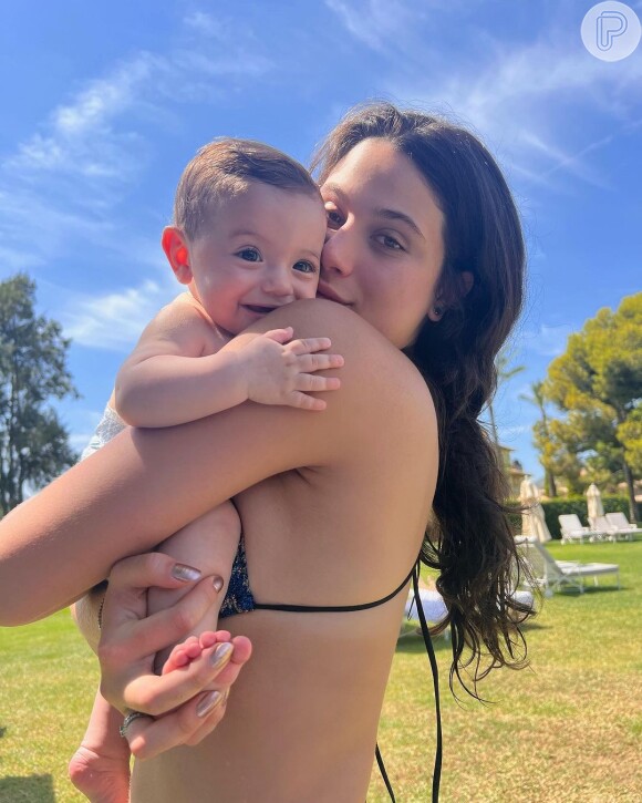 Luca com a irmã Sophia enquanto a família faz uma viagem na Espanha