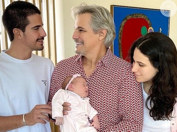Edson Celulari é pai de Enzo e Sophia, frutos de seu relacionamento com Claudia Raia, e da pequena Chiara, fruto de seu atual casamento