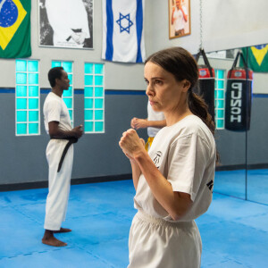 Anely (Tatá Werneck) leva uma bronca da irmã Lucinda (Debora Falabella) durante viagem ao Rio na novela 'Terra e Paixão'