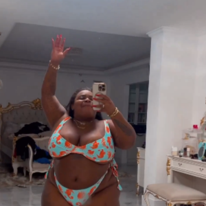 Jojo Todynho curtiu o sábado (02) de biquíni na piscina