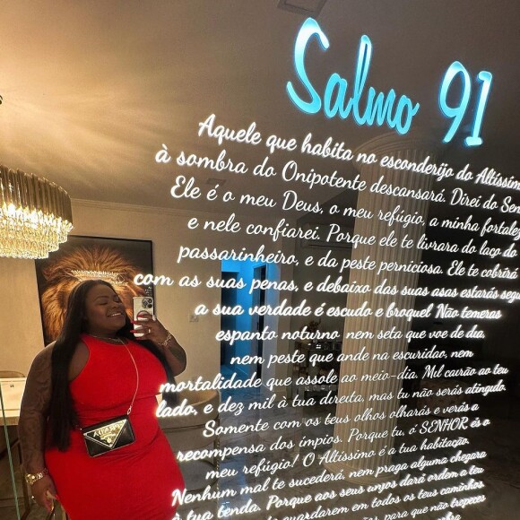 Equilíbrio é tudo! Jojo Todynho publicou foto de salmo no mesmo dia