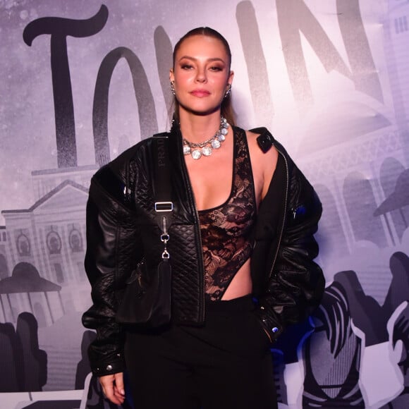 Paolla Oliveira apostou em um body transparente e cavado para o The Town