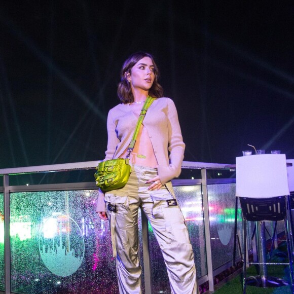 Jade Picon usa esparadrapo verde para combinar com bolsa em look para o primeiro dia de The Town