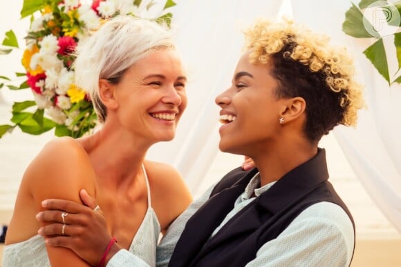 Casamento entre duas pessoas do mesmo sexo pode ser um show de estilo, uma das noivas pode usar um vestido de noiva simples e com alcinha enquanto a outra noiva usar camisa longa e colete.