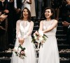Casamento homoafetivo: As noivas podem usar vestidos quem combinem além de serem bancos. Quem sabe um modelo com renda e certa leve transparência?