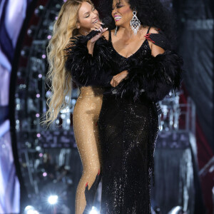 Beyoncé recebeu Diana Ross no palco nesta segunda-feira (04) em um show de comemoração de seu aniversário de 42 anos
