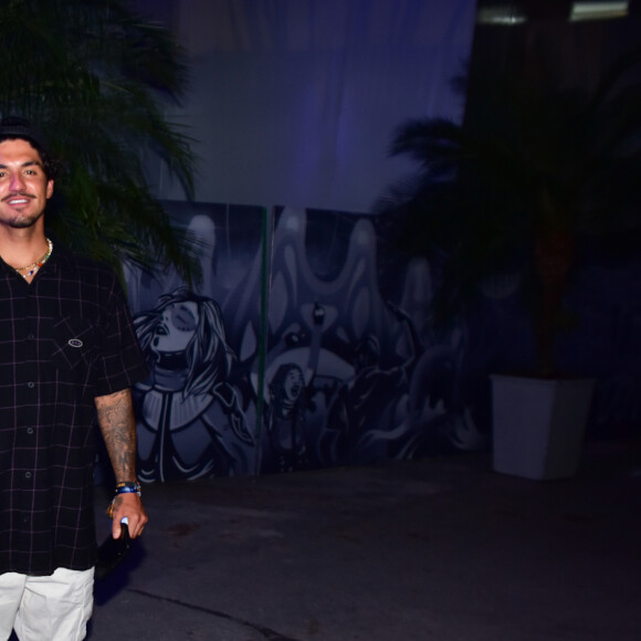 'The Town': Look de Gabriel Medida seguiu à moda.