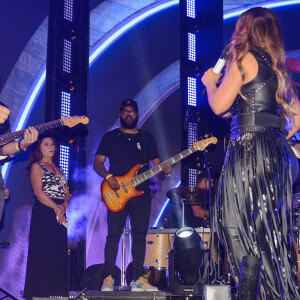 Show de Simone na CTN-SP teve a presença de Mara Mendes, mãe da artista