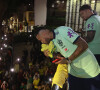 Neymar se recuperando de lesão na coxa vem ao Brasil e é ovacionado em Belém do Pará
